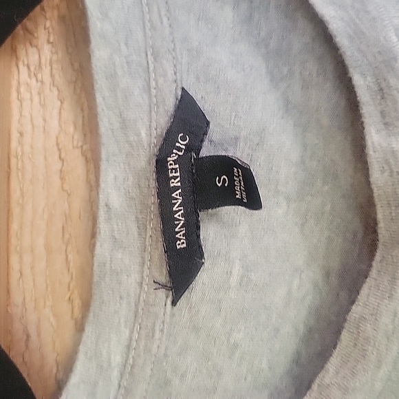 Banana Republic Gray Tee with Blue and Gray Metallic Fringe Trim Size Small - Picture 4 of 6